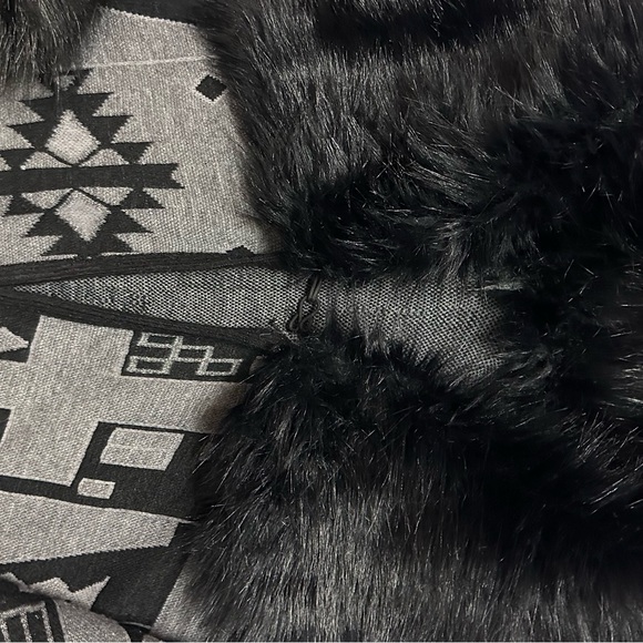 Beautiful Aztec Wrap with Faux Fur - Picture 4 of 16